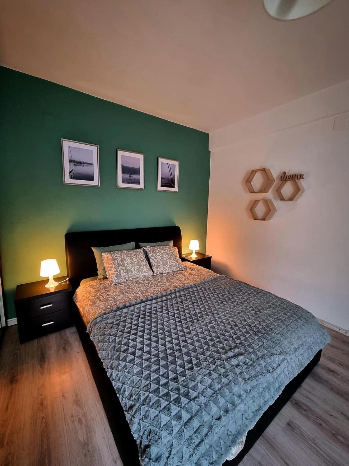 Central Old Town Apartment Bukares Bagian luar foto
